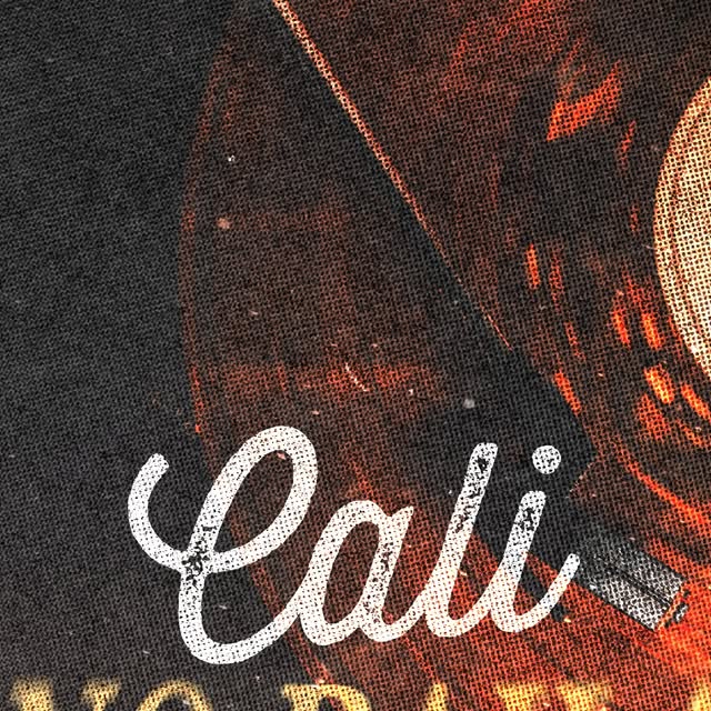 Cali la escucha en la calle. La aprende en casa. La canta con los amigos. Y en Clandestino, la vive. 🔥 Porque …